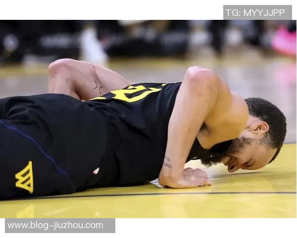 库里股四头肌受伤赛后痛苦一瘸一拐离场引发球迷担忧 库里股四头肌受伤赛后痛苦一瘸一拐离场引发球迷担忧