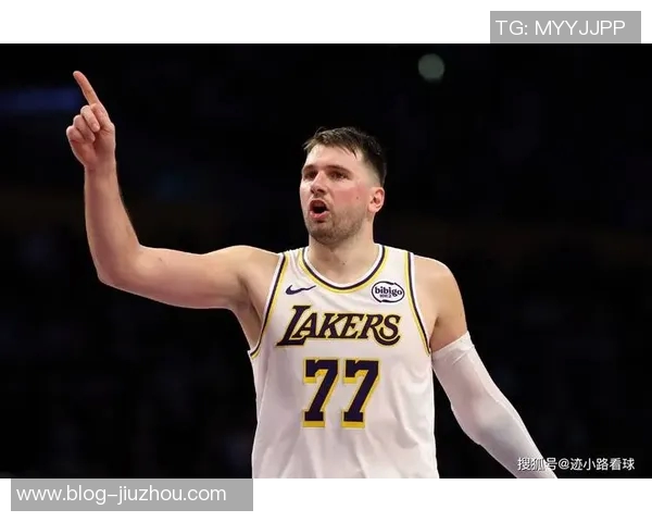 詹姆斯称赞东契奇进步明显湖人全力支持他展现领袖风范 詹姆斯称赞东契奇进步明显湖人全力支持他展现领袖风范